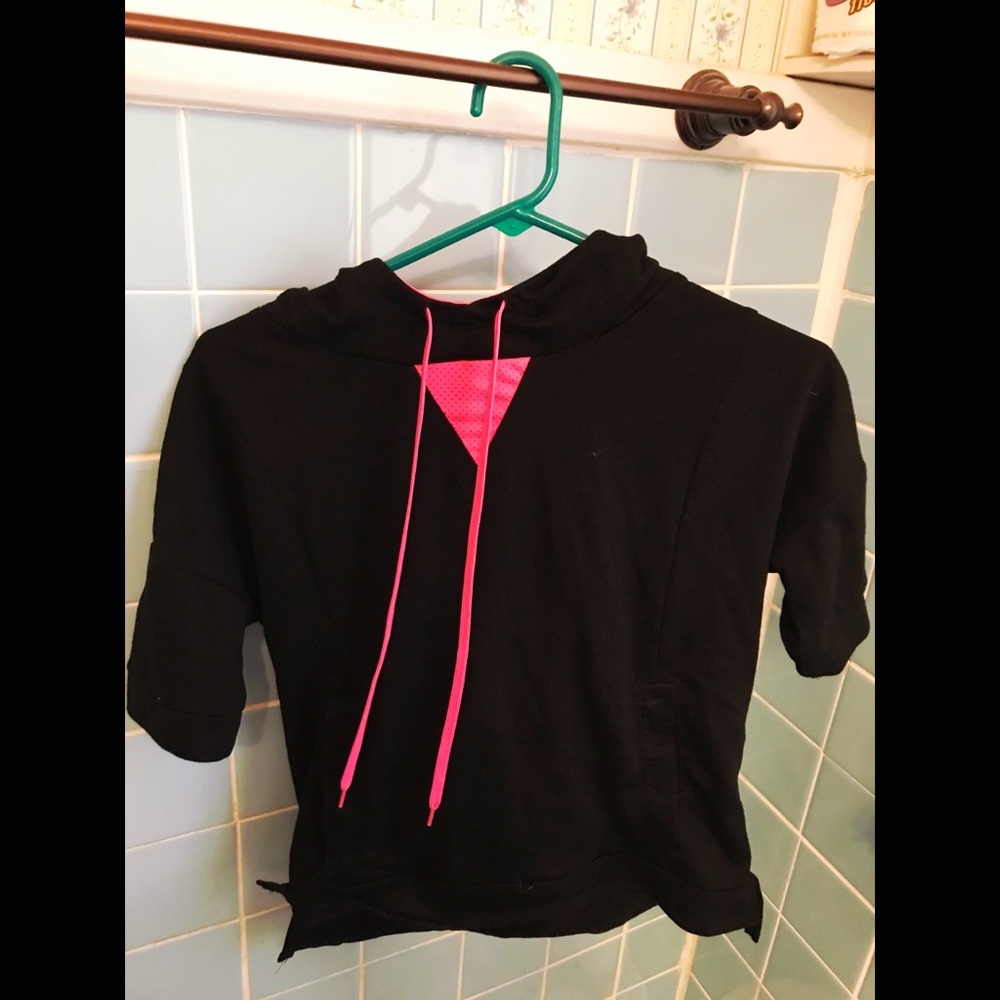 Black and pink work-out crop sweatshirt